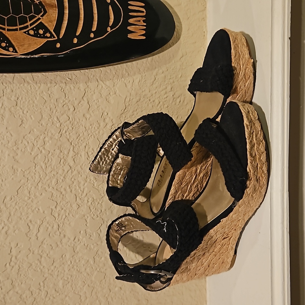 Black wedges